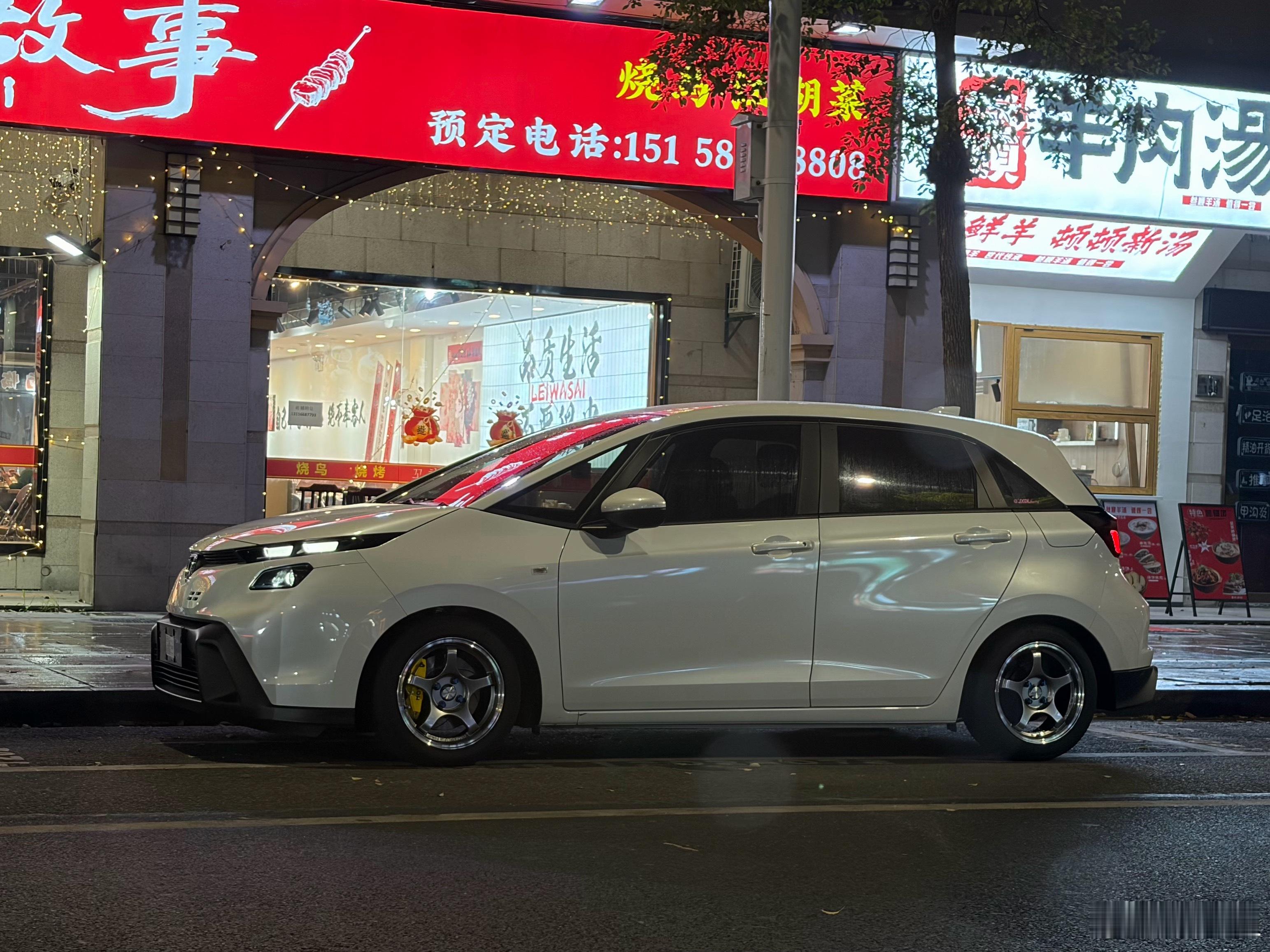 oh！！！FIT！！！套lin其实可以再大一点的，既然改装了的话好想下车跟他说啊