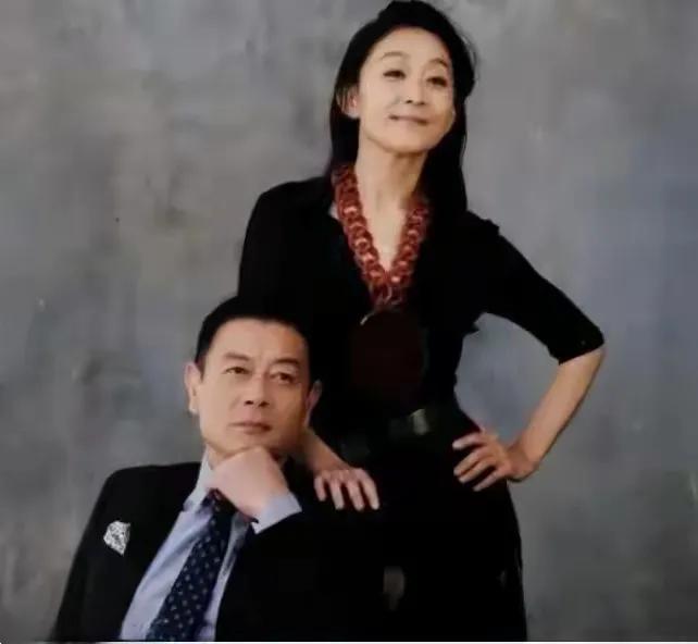 巫刚、陈瑾，被人们称为精神契合的伴侣，他俩是超级传统婚姻的陪伴型伴侣。他俩“志同
