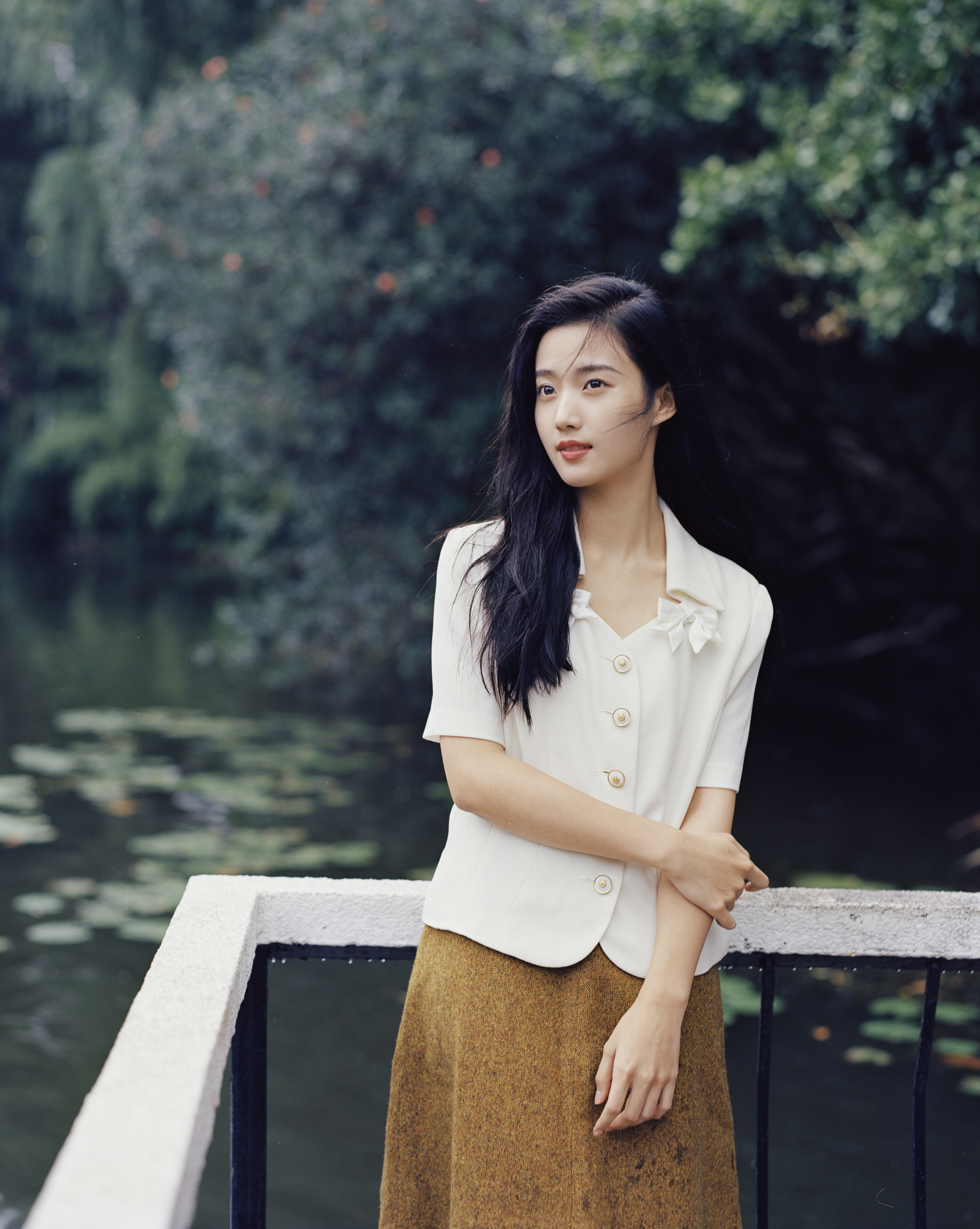 突如其来的阵雨，在上海公园的湖边小亭里拍的小卢。喜欢她为我们那天的拍摄记录的一段