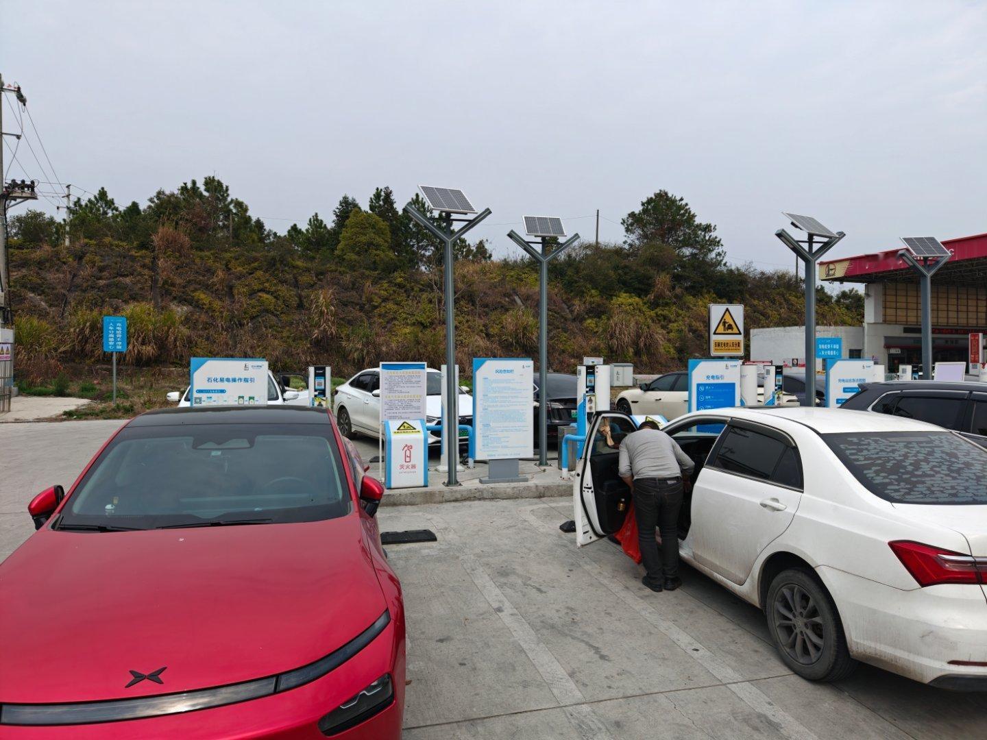 返程高速根本充不到电 这个石化的充电桩下了高速就看得到但问题是 哪怕你800v 