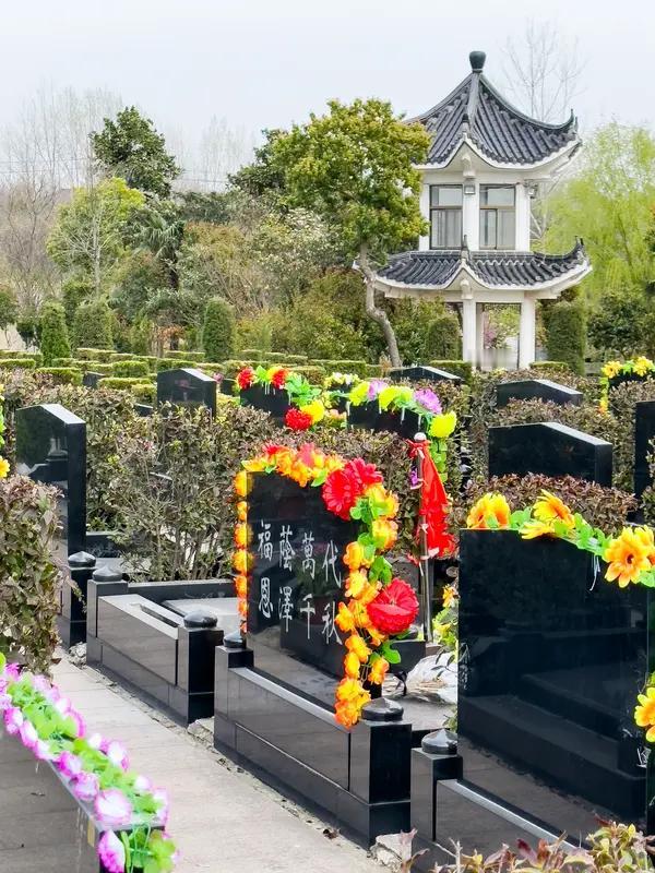 吉林伊通惊现200万豪华住宅式墓地，太让人咋舌了！这座上下两层、独门独户的墓地，