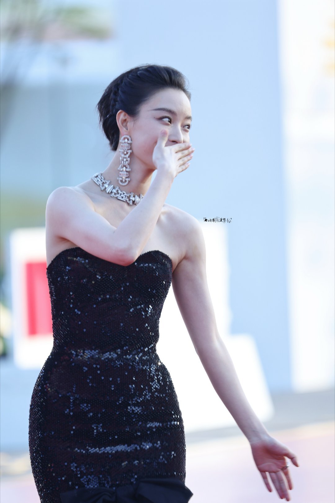 黑色的长裙宛如夜空中的神秘使者，深邃而迷人。修身的剪裁将她的身材曲线完美勾勒，尤