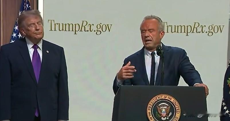美国卫生部长肯尼迪谈药品降价:“布什答应过要这么做，克林顿承诺会这么做，拜登承诺