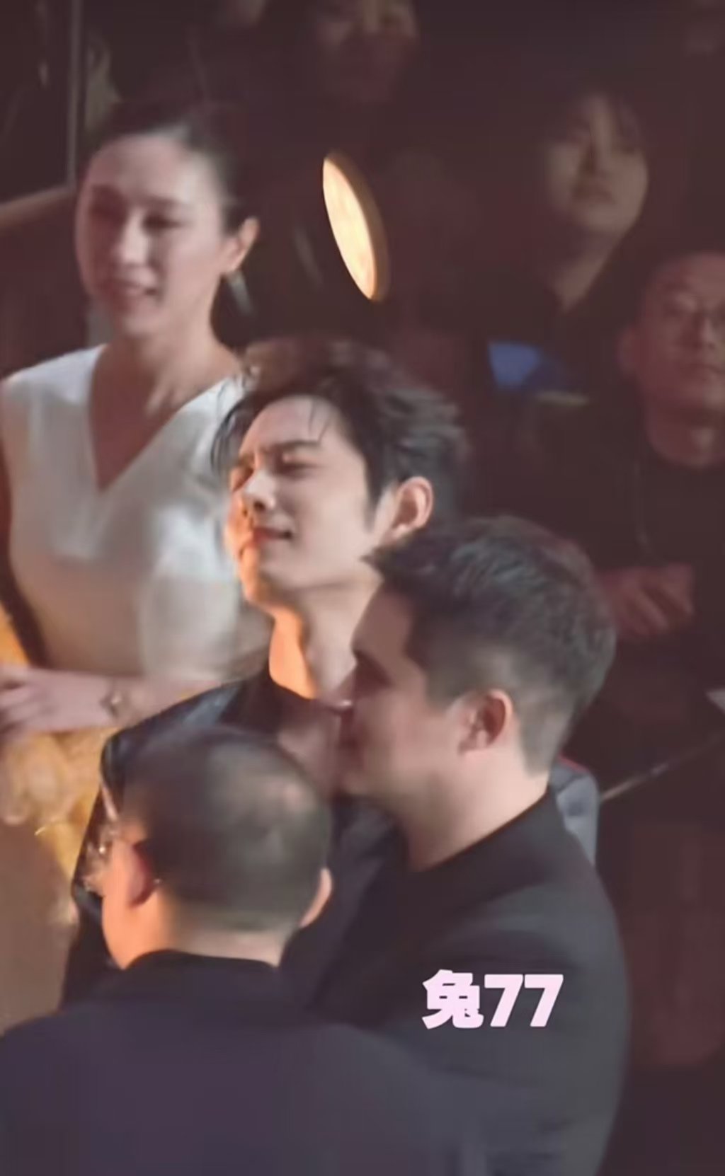 肖战看到黄觉脸颊比心的表情肖战看见黄觉脸颊比心的反应 藏海传剧组上台前黄觉提议脸