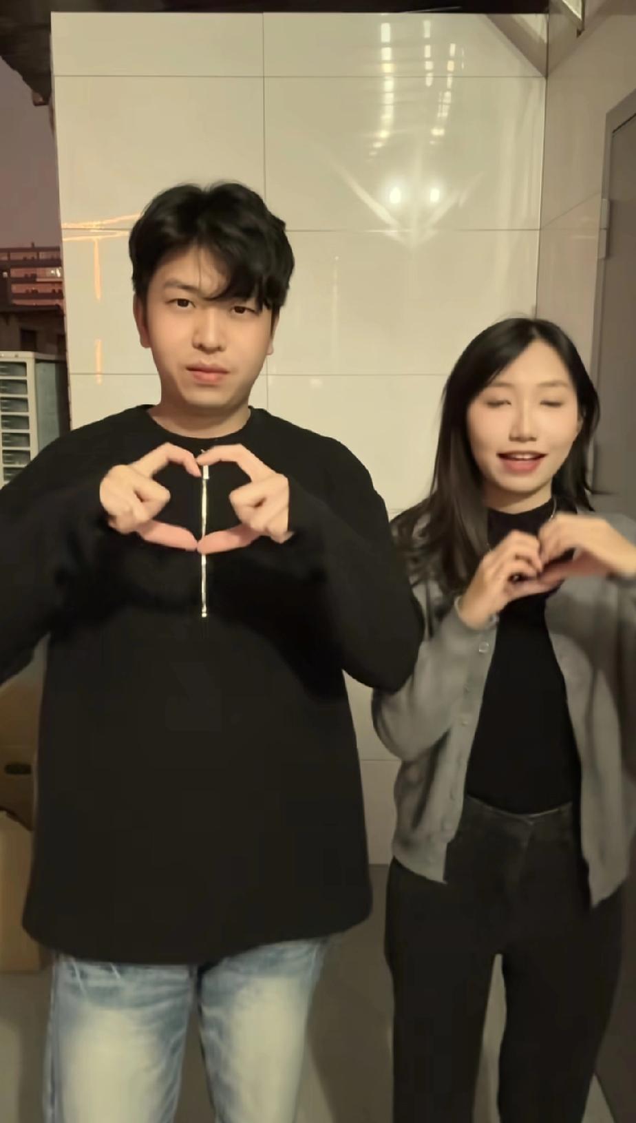 叶锐聪的姐夫终于在姐姐的主页和姐姐一起合作排视频了，恋爱期间的男人最宠女朋友了，