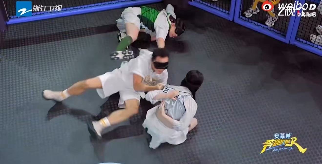 跑男本季最激烈撕名牌 我的妈呀，我可真的实在是太爱这一期撕名牌了，感觉这种激烈的