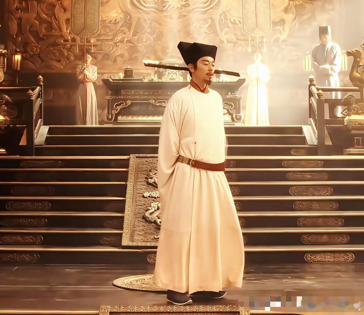 终于知道了朱亚文为什么突然就沉寂了不是因为在颁奖典礼上挤兑了郭麒麟，而是他签约了