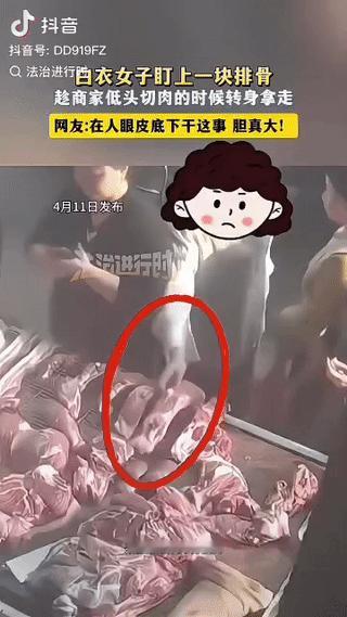 不可思议！湖南，一个猪肉摊前围满了人，一位大姐挑中一块排骨拿在手上，不料趁老板娘