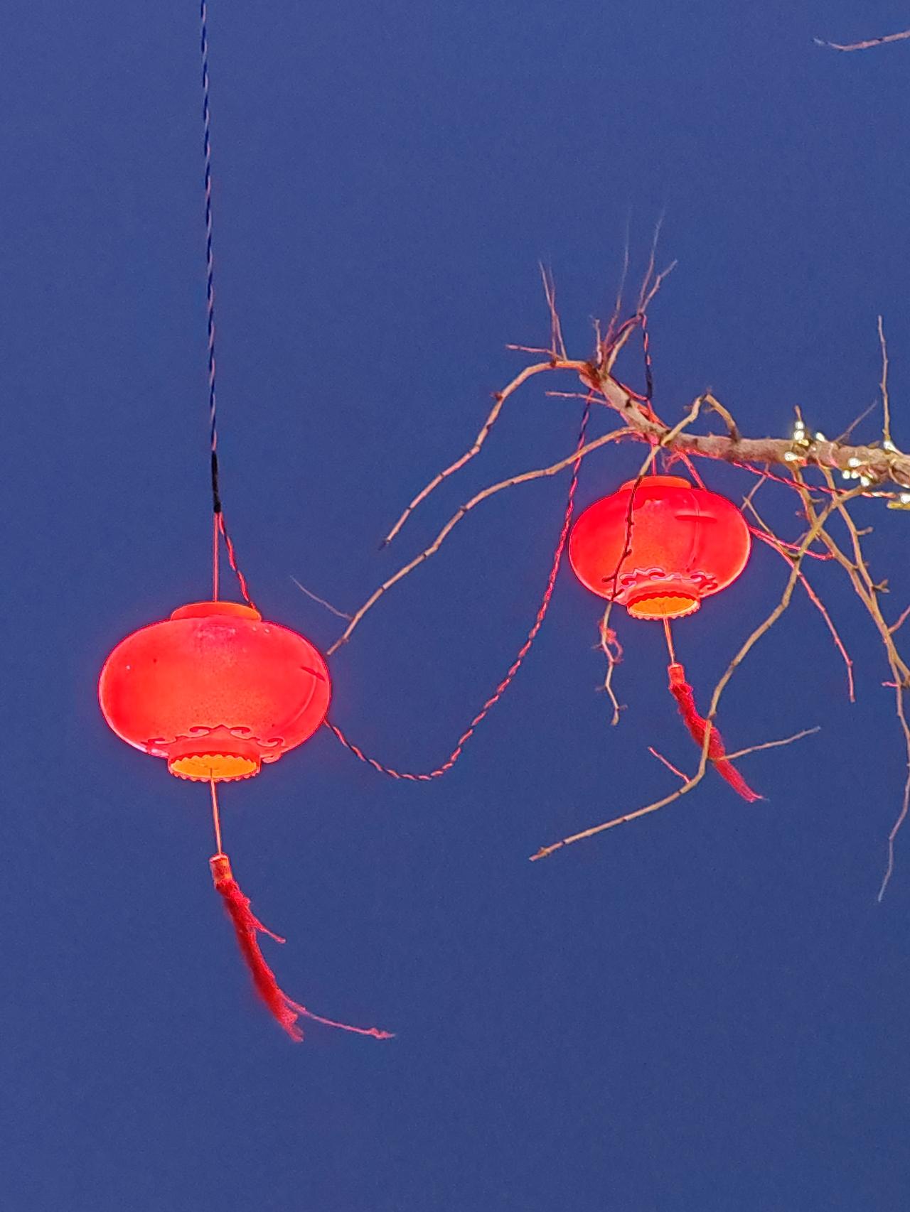 中国人向来接受礼让教育，因此面对强权时先礼后兵也就不足为奇。就像武打电影里，好人