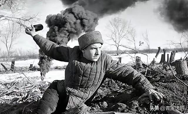 1944年，6万德军被50万苏军包围。苏军派人劝降，德国施特默尔曼上将说：“军人