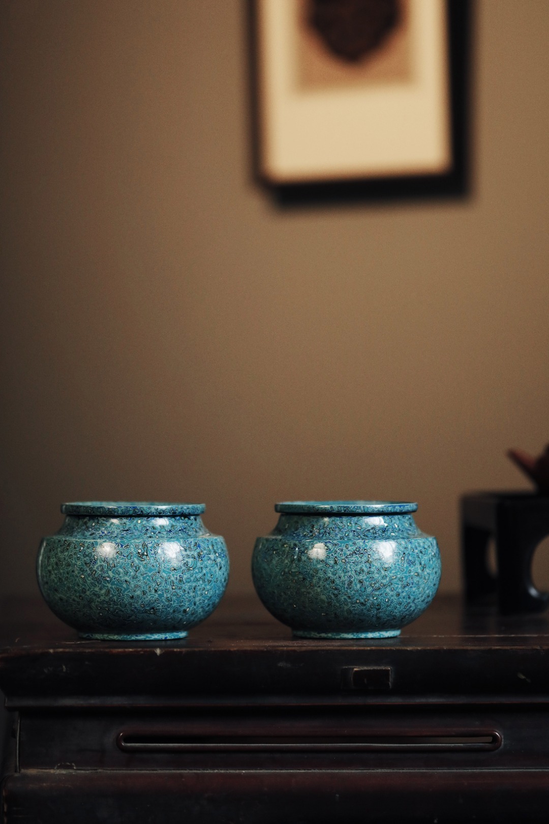 大漆 天青蓝 | 茶叶罐紫光檀为底胎，髹天然大漆，逐层髹漆打磨，工艺繁复细致，可