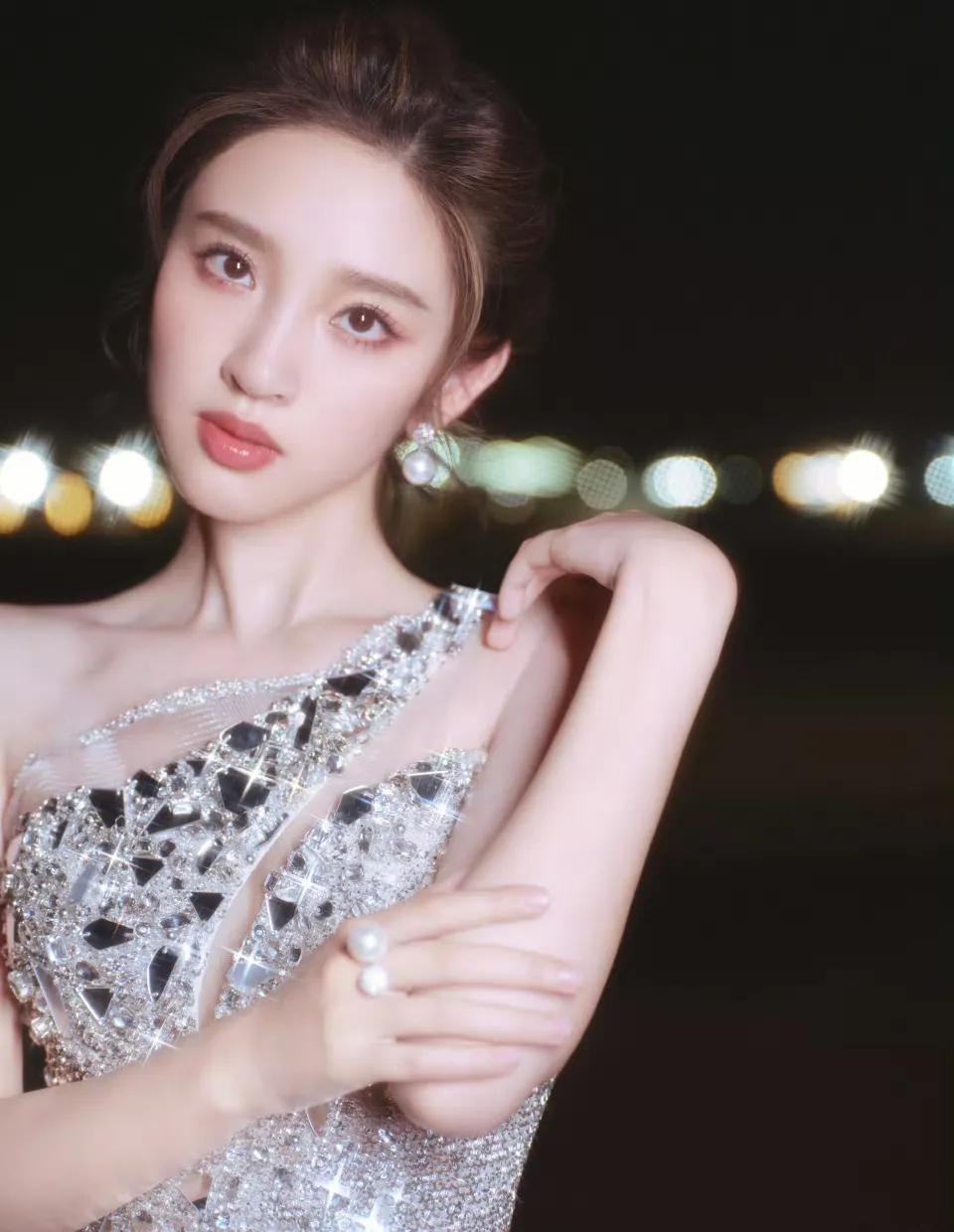 唐艺昕这身银色鱼尾亮片晚礼服，将高级感与灵动美完美融合。细闪材质随光影流动，如星