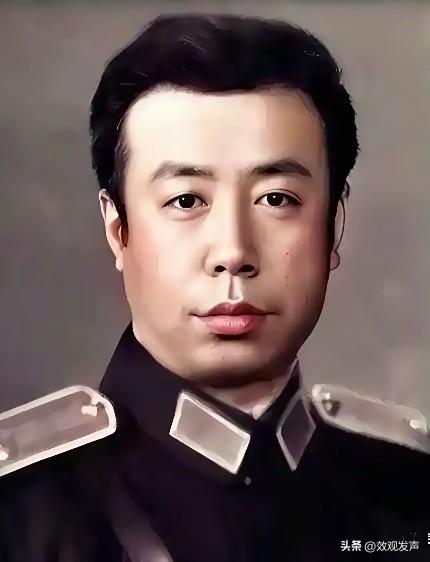 1925 年，他出生于哈尔滨一个贫苦家庭，12 岁辍学打工，当过工人，被日本工头