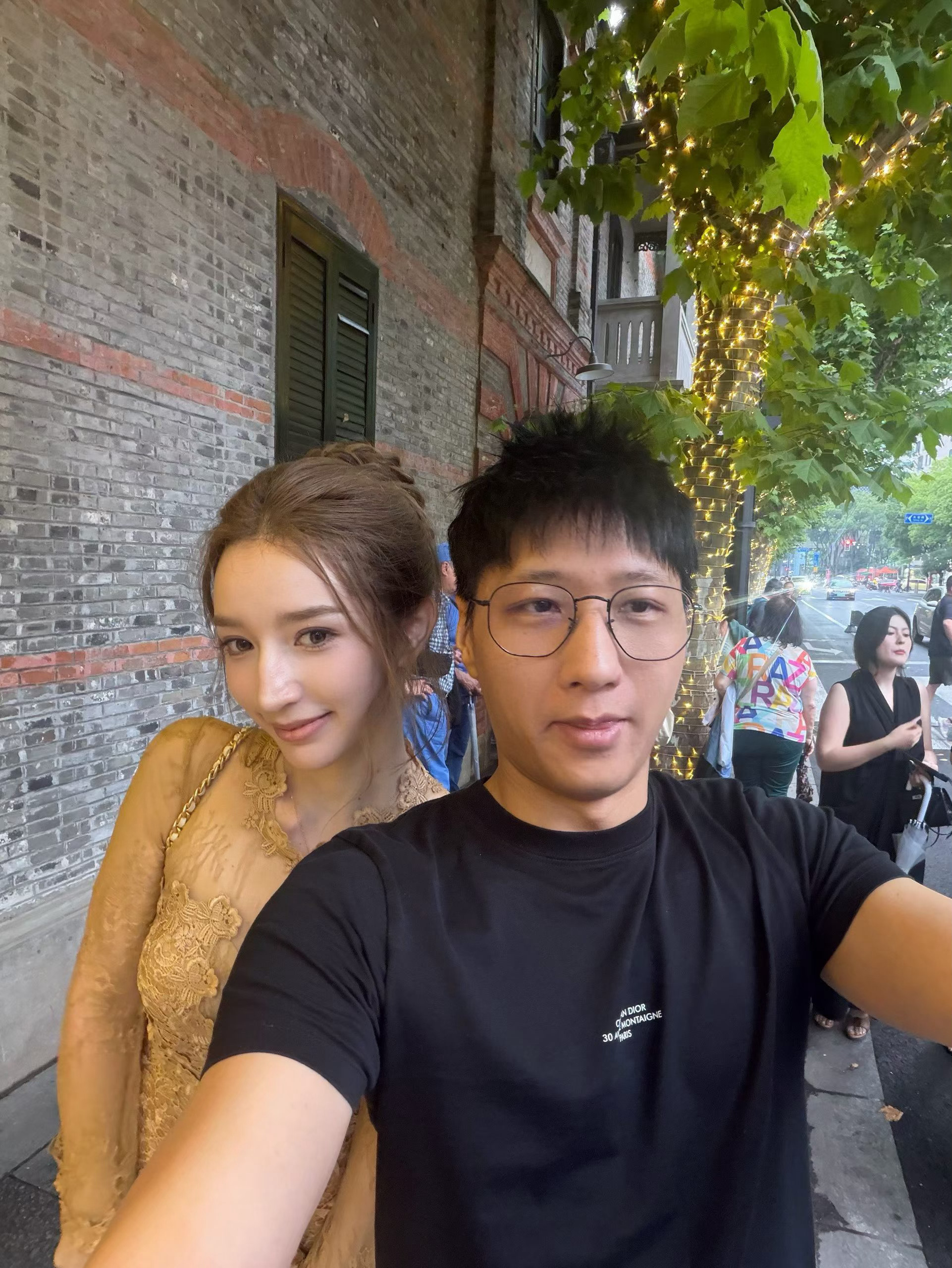 拍完节目，路边有俩人盯着我看，我问他要不要合影，他说我们是博主，你看起来很成功，