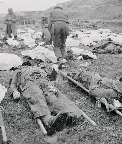 1944年6月拍摄的标志性黑白照片。照片中，阵亡的美军士兵的遗体被安放在奥马哈海