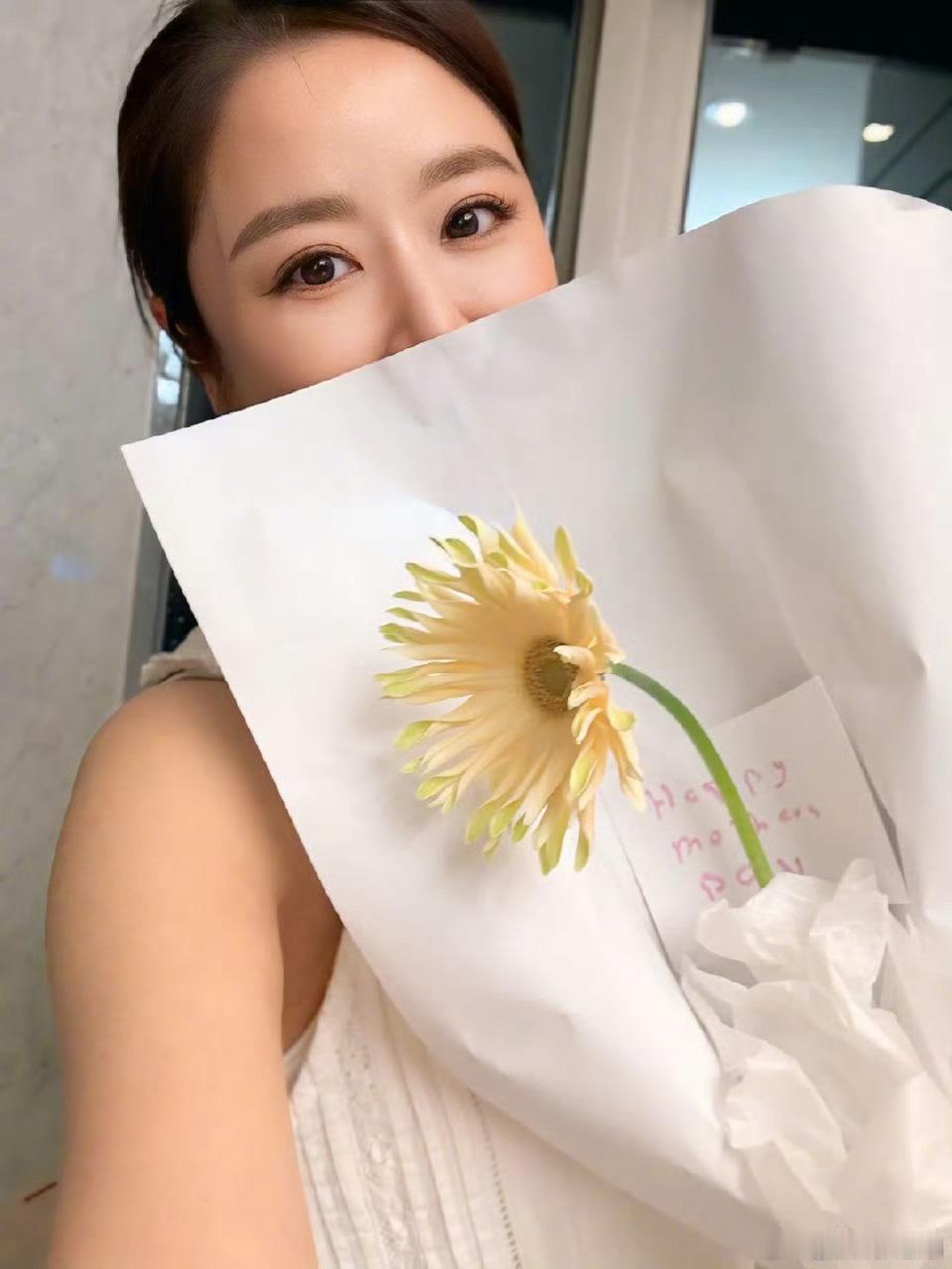 林心如晒8岁女儿手写卡片 幸福的姐姐 真好 ​​​