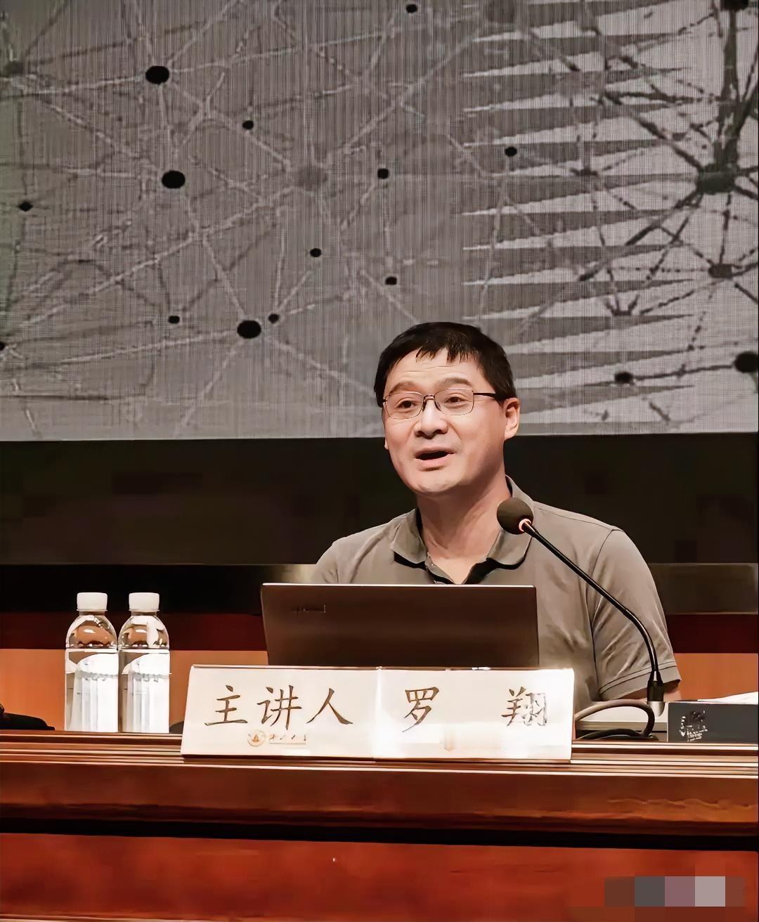 一大早刷到罗翔的故事，我心里真的特别不是滋味。
 
拿孔融让梨和西方小孩偷梨做对