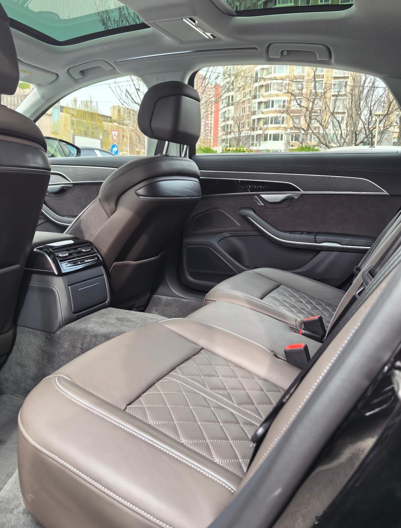奥迪A8 50TFSI 黑/玛瑙棕指导价889800元全款裸车583,370元 