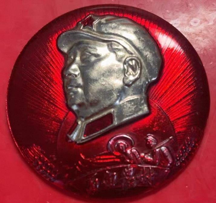 ＃红色文化＃
毛主席像章欣赏：
  《欢迎农村【1968·11·赠给上山下乡毕业