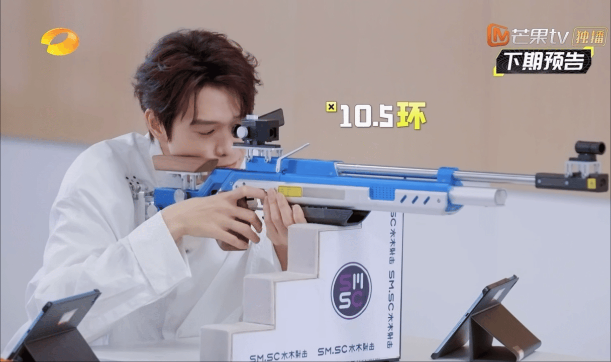 #魏大勋单手插兜射击#又被魏大勋这小子轻松拿下了[跪了]干净的白衬衫，但是表情确