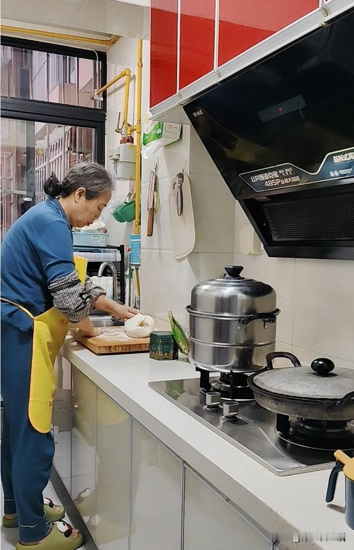 昨天送别姐姐后，心里满是怅然。
昨天吃过午饭，姐姐说要早点去车站，毕竟带的东西多