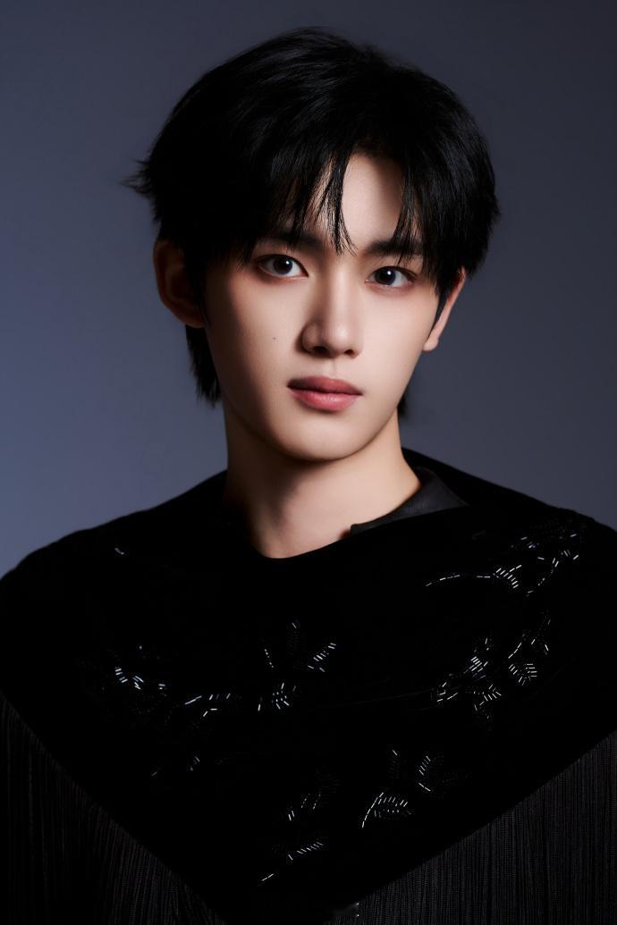 时代少年团不被定义的少年气、时代少年团冷调黑西装暗夜氛围搭配冷峻西装，少年眉眼自