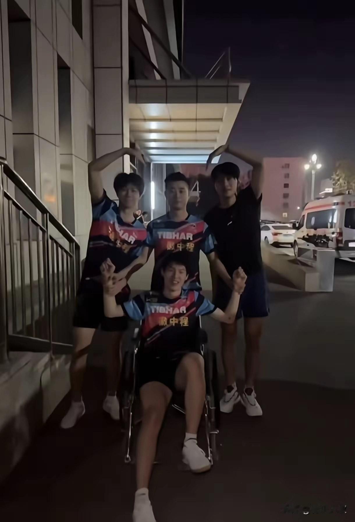 最大好消息，温瑞博没伤到骨头，属于皮外伤！

不过这年纪挺大，
肌肉也擦伤了。