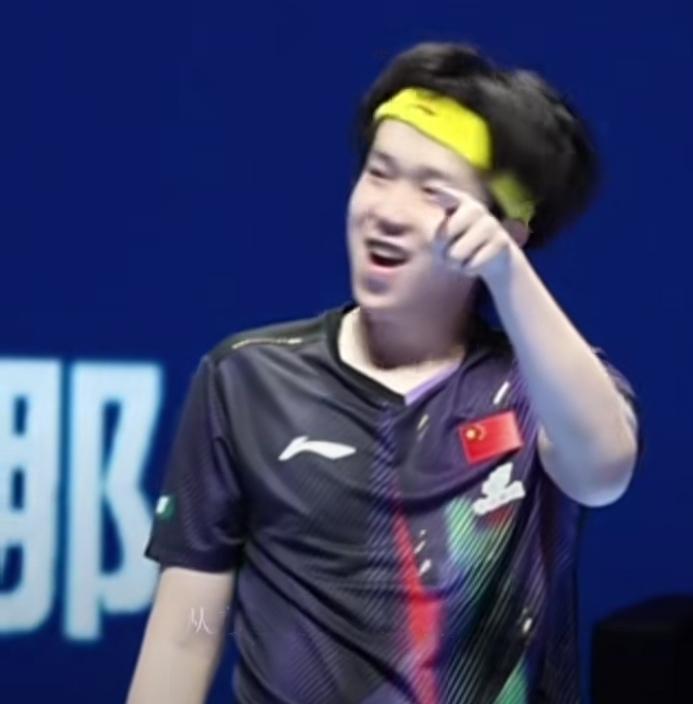 今天这场4:3的决胜大战，王楚钦真的把“孤胆英雄”演到了极致。面对强敌达克，他一
