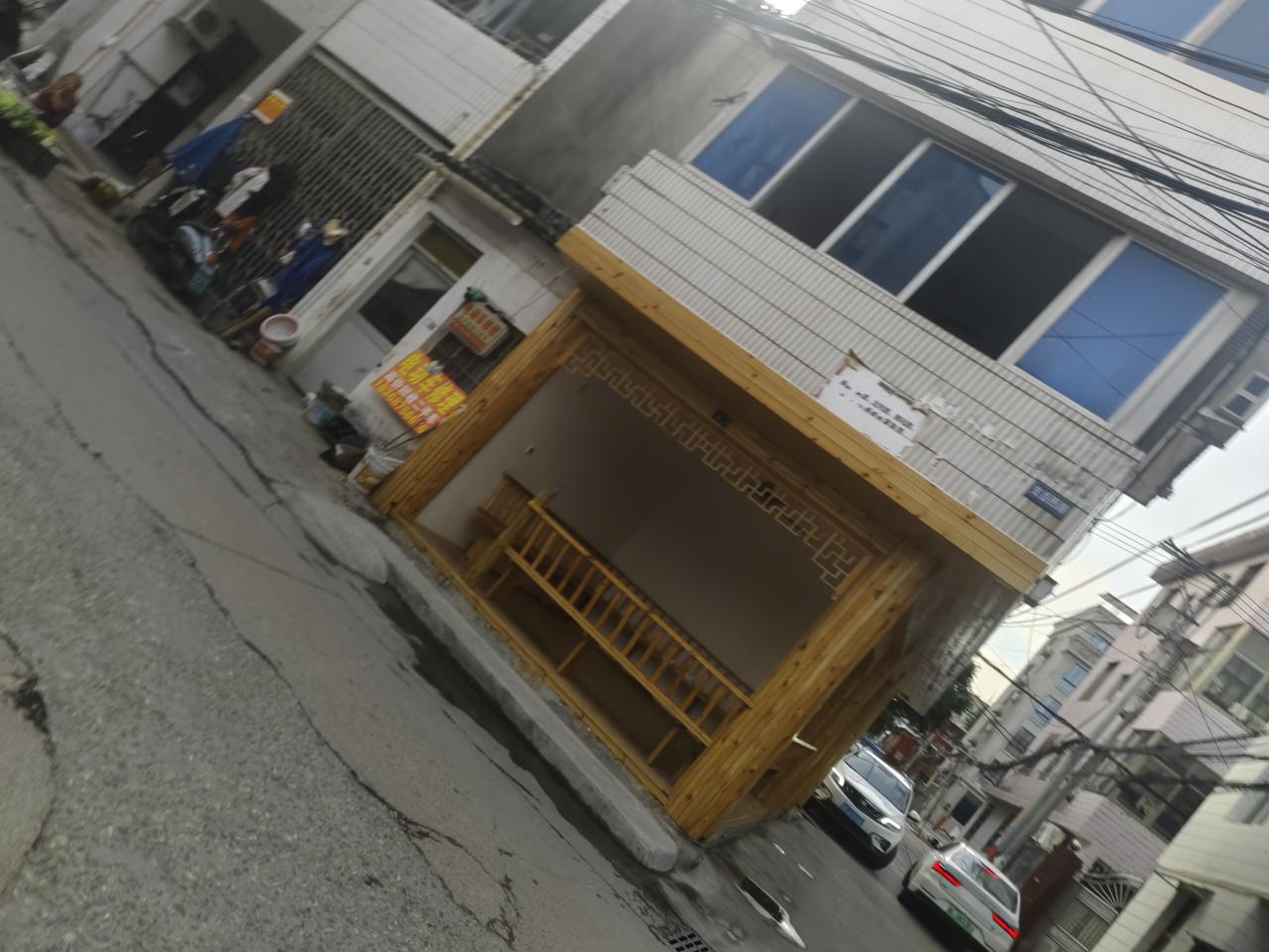 看看这里是乐清支岙村街角的这间小屋。

前些天也不知道村里经过怎么集体商议，敲定