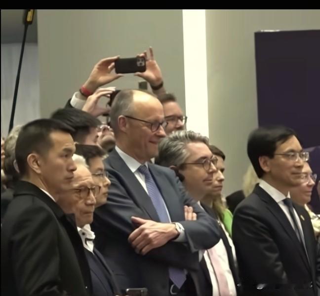 王兴兴又迎来人生高光时刻。
一身正装站在德国总理默茨身边，不卑不亢的肃穆神情充满