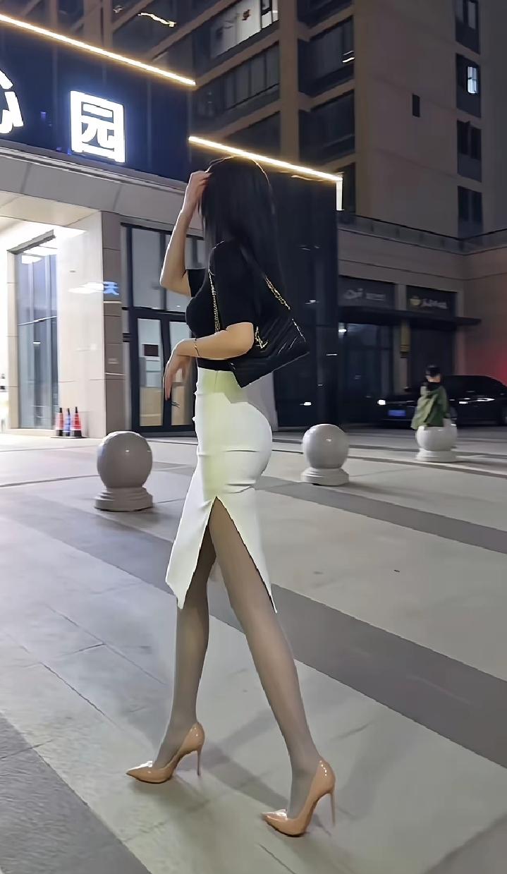 夜晚空荡荡的街道，听到是哒哒哒的高跟鞋敲打地面的声音，空中是飘逸的长发，一袭白裙