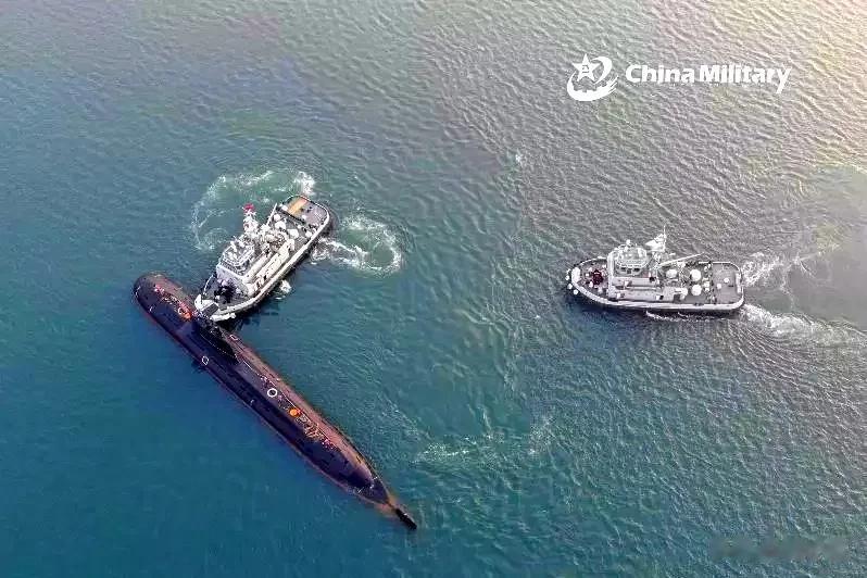 浑水摸大鱼
潜艇在拖船的帮助下进出港。