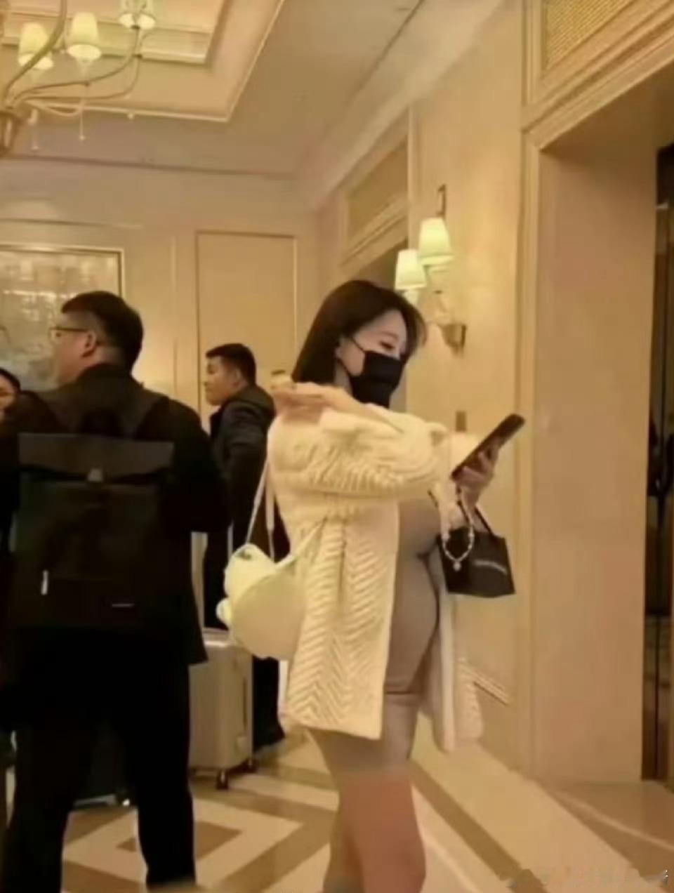 感觉叶珂当妈妈之后整个人变得好温柔诶，而且直播的时候说话也很温柔，轻声细语的 ，