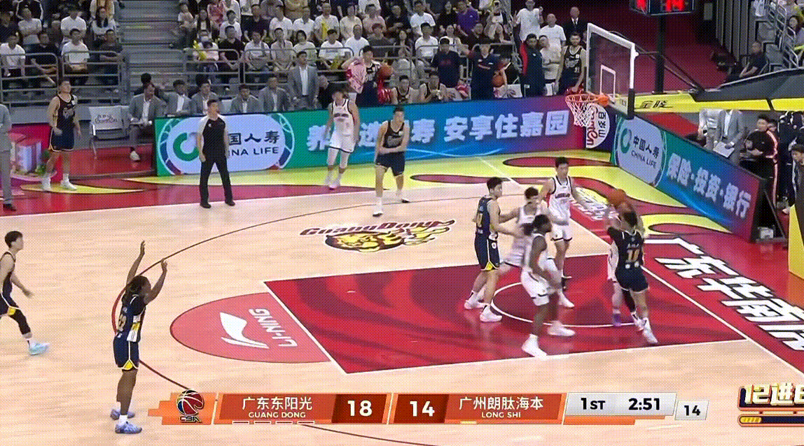 徐杰弧顶三分再进，状态不错啊，开局双方你来我往，分差暂时还没拉开 广东男篮vs龙