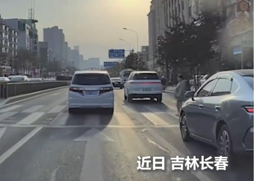 这五个案例读下来，结构完全一样：司机没证，平台没审，司机罚500，平台罚5000