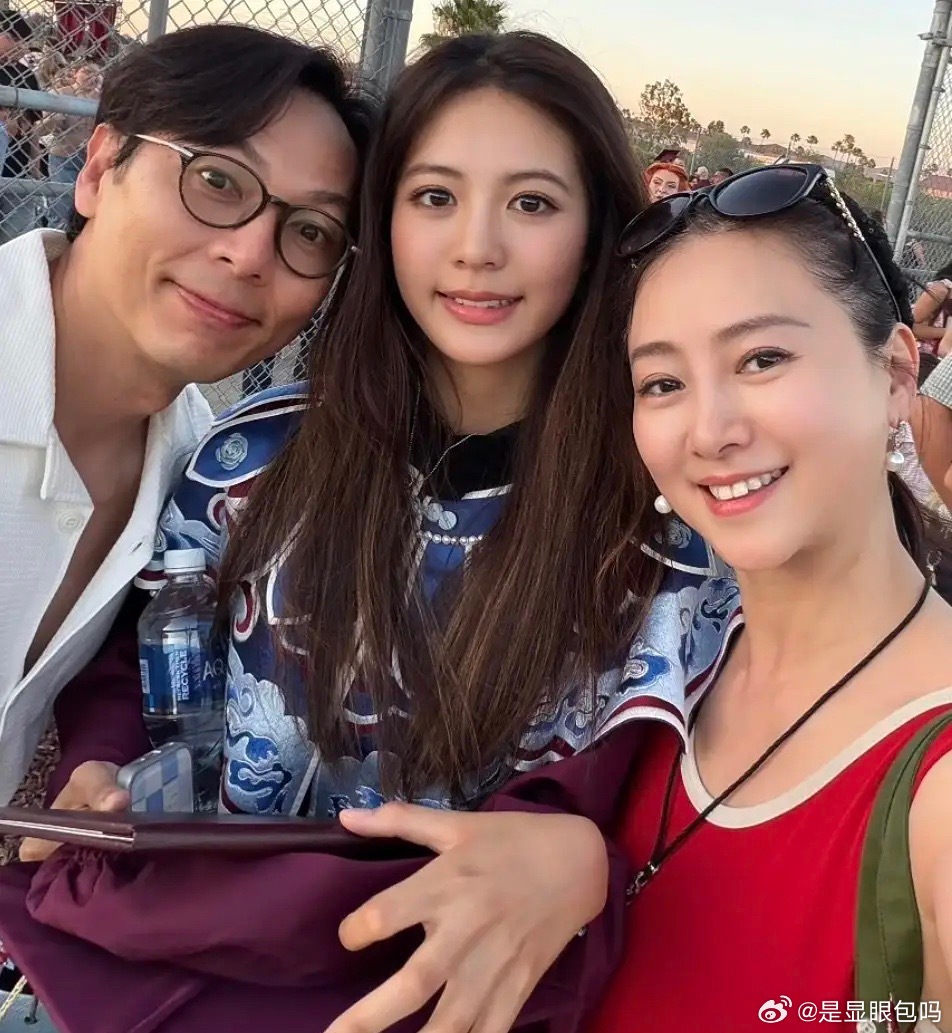 翁虹去美国参加女儿高中毕业典礼，一家三口同框共用一张脸，颜值好高！她专门在苏州绣