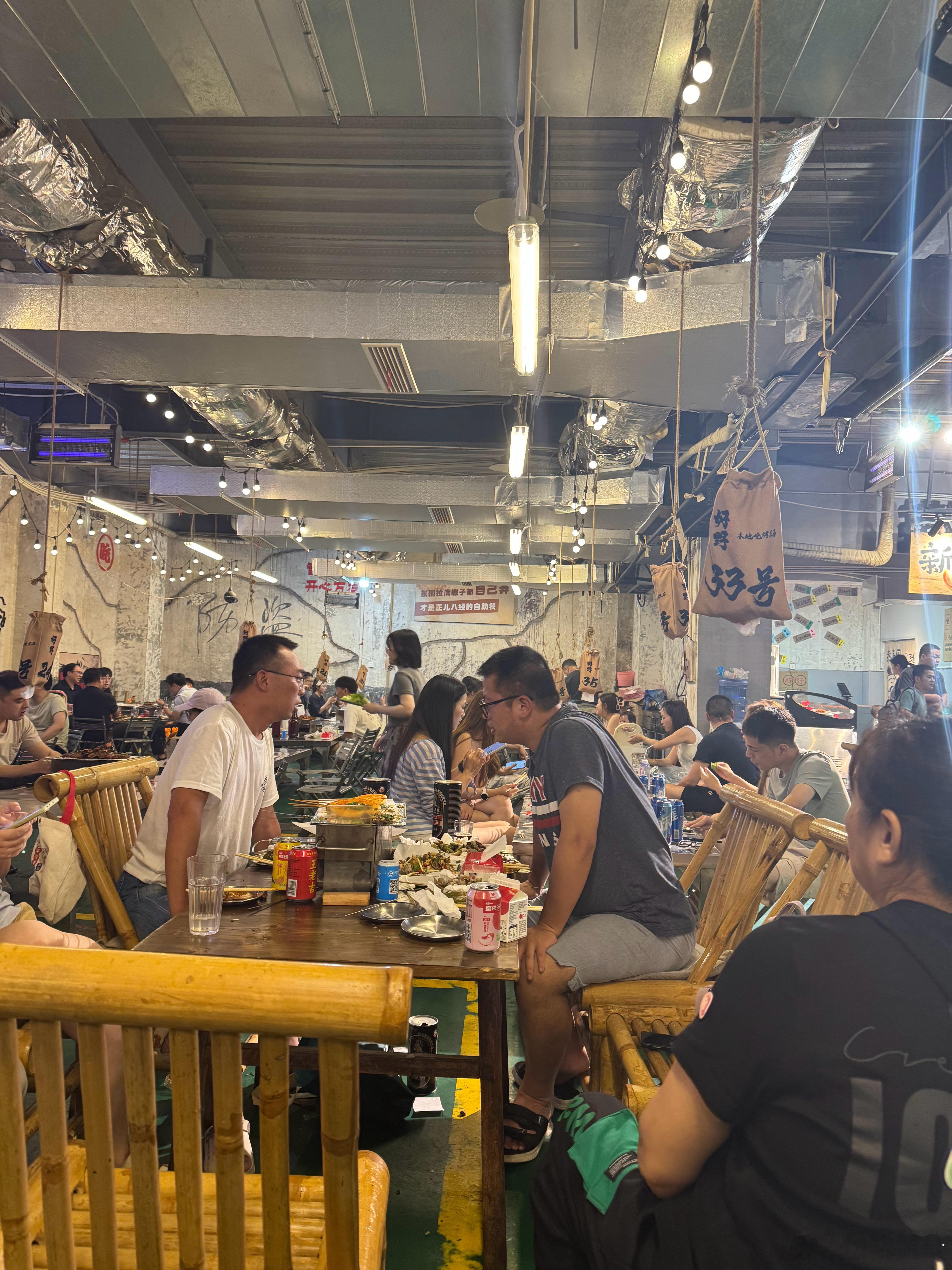 7点多的烧烤店，基本坐满了都是手工串，人工炭火烤，火候调味刚好，人均100出头在