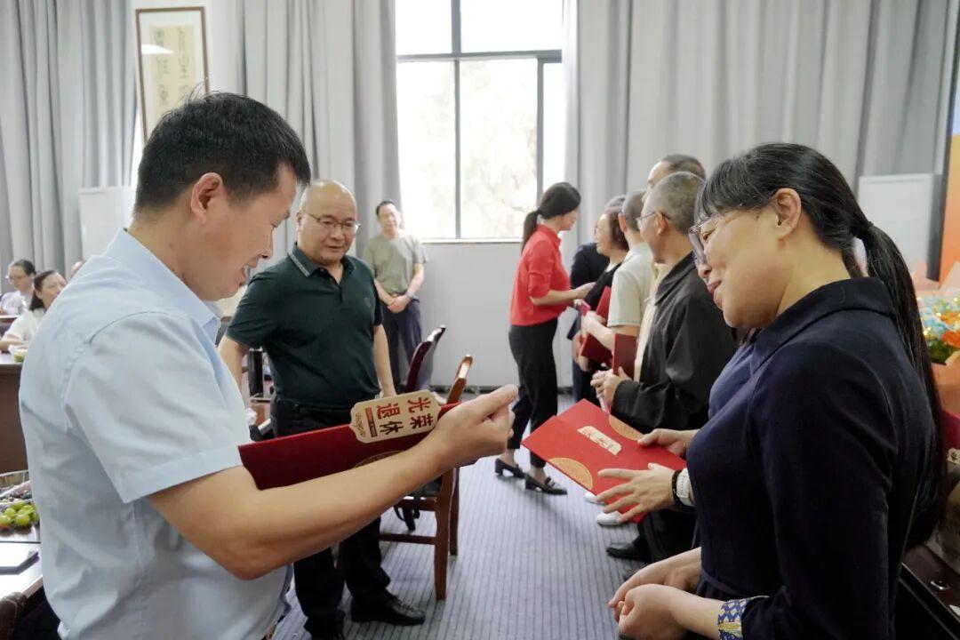 四川遂宁高级实验学校（外国语学校）举行教师荣休仪式
           5月1