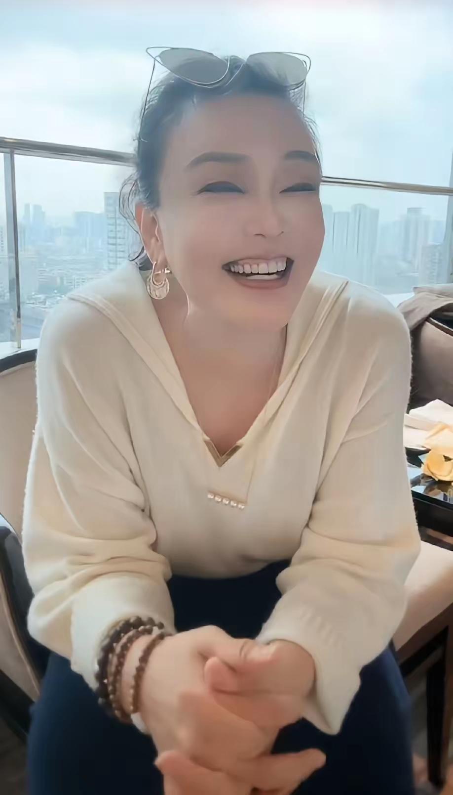 “奶奶，怎么了？”
张兰直播间的黑粉，惹怒了8岁的霖霖。他小拳头一攥，奶凶地宣告