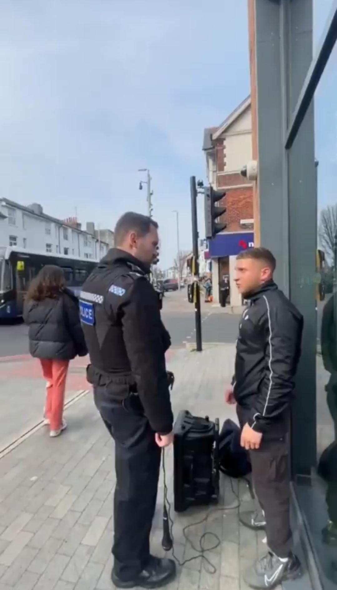 英国警方处理态度

警方没收基督教传教士麦克风，称其祈祷令他人焦虑。

穆斯林街