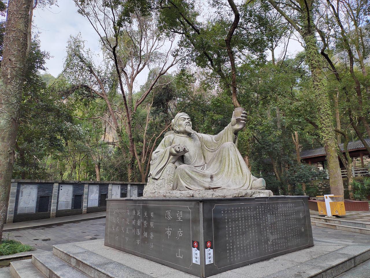 庐山与黄山哪个更美更值得一看?

五岳归来不看山，黄山归来不看岳。明代地理学家徐