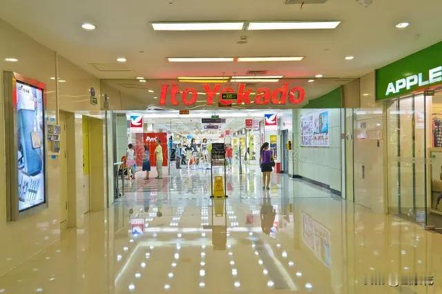 圈地策略在商场中同样适用。前几日我听小贩讲：“不能在外面售卖东西了，得在商场里面