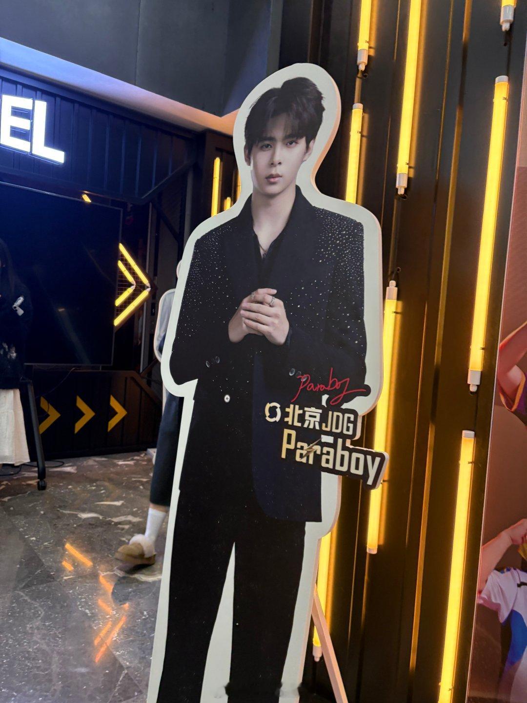 刺激杯总决赛终局之战进门首先被扒拉立牌吸引就这样闪到你面前 和平精英刺激杯总决赛