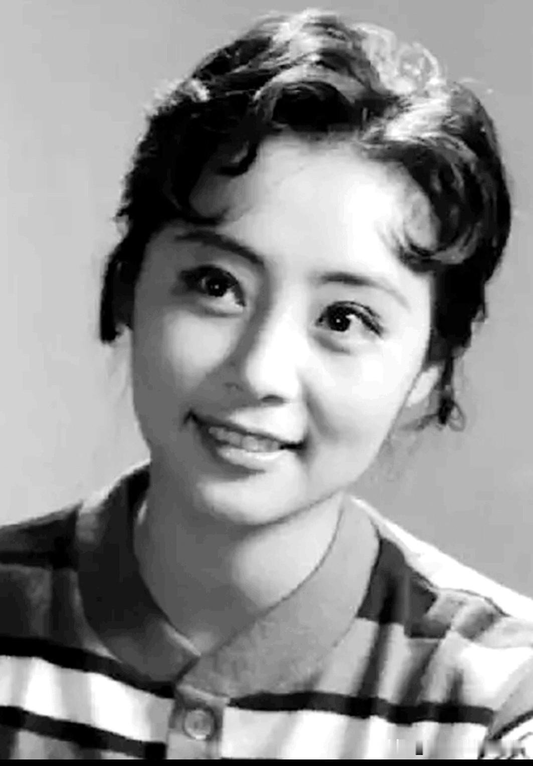 原来这个女演员年轻的时候是这么漂亮，本人真漂亮，乌黑的一双大眼睛灵动传神，细细的