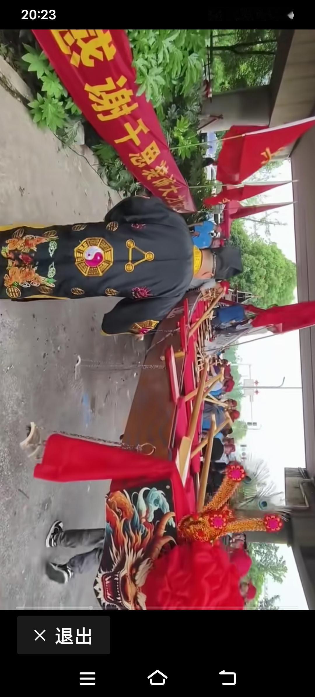湘潭九点龙舟下水的仪式好隆重，虽然带有浓厚的宗教色彩，市民要的就是这个味。有朋友