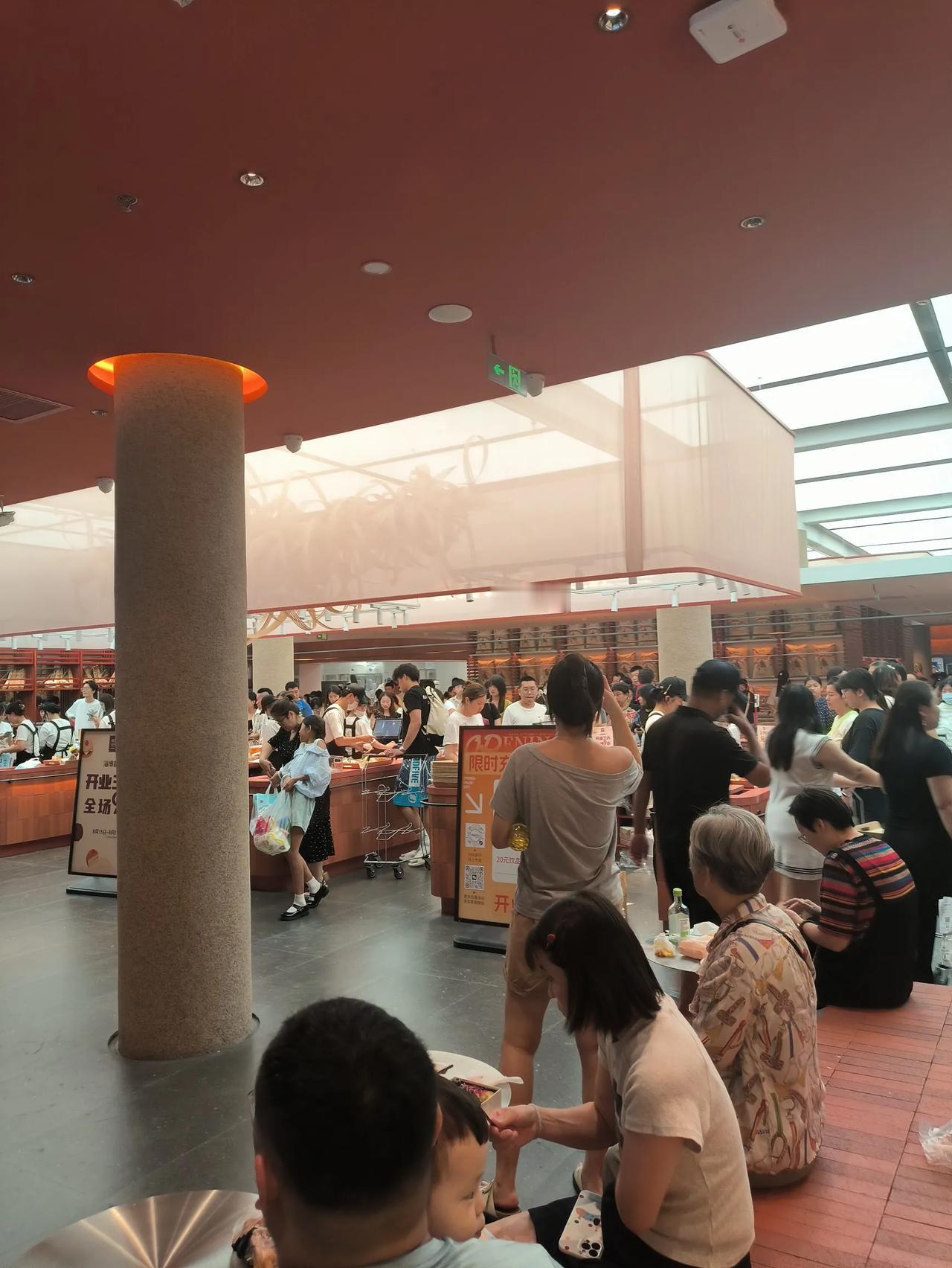 山东淄博真有生意特别火的店。
因为张店金晶大道上刚开了一家烘焙店面。
看看这人群