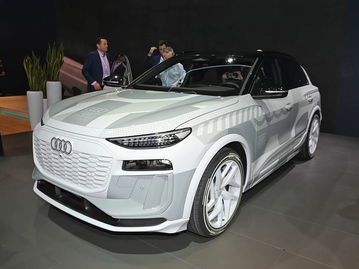 车市观察 奥迪Q6 etron这车从23年就完成了，如图1，而图2的量产版24年