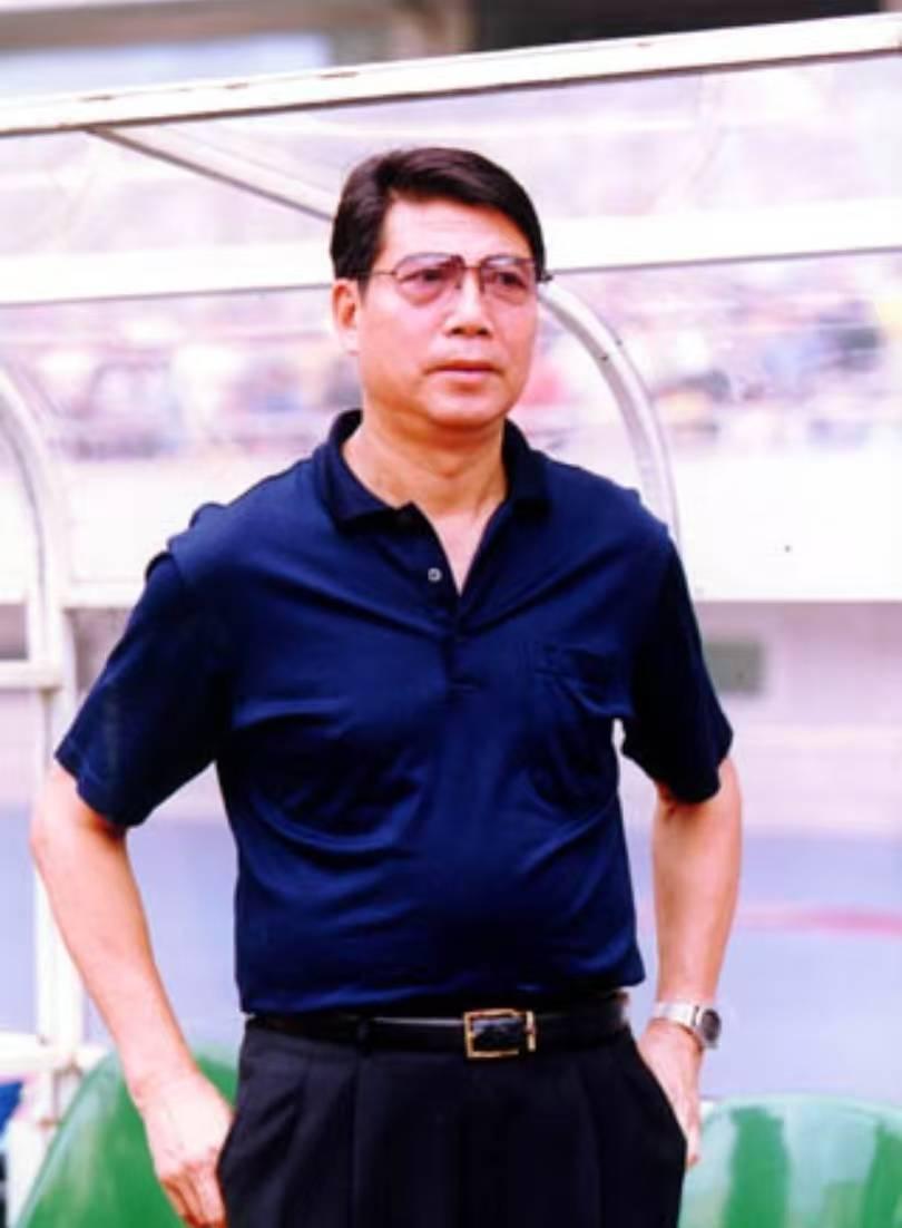 2000年，甲A赛场烽烟正盛，李章洙执教重庆力帆，徐根宝带领上海申花，两队即将展