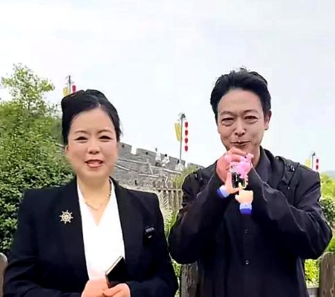 为许敏鼓掌！


许敏又站在了助农直播间里
这次卖的是延安的苹果


背后的屏幕