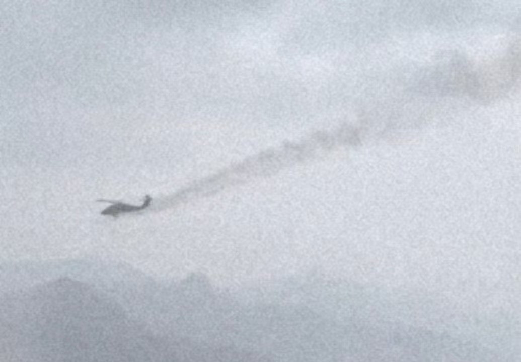 哎哟喂，这下热闹了。据说，一架前来搜救的美军，直升机被伊朗火力从地面击中。黑鹰坠